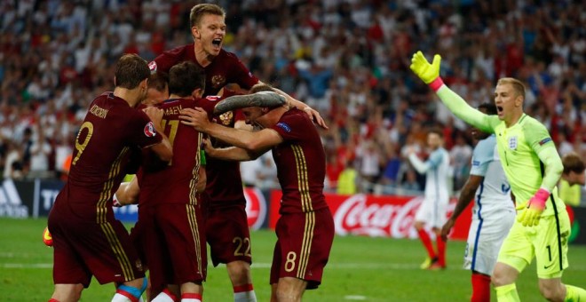 El combinado ruso celebra el postrero gol de Berezutski ante las reclamaciones de Hart. /REUTERS