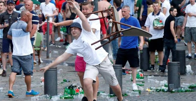 Un aficionado inglés lanza una silla durante el enfrentamientos entre ingleses y rusos de cara al primer partido de ambos equipos en la Eurocopa de Francia. Marsella, Francia. EFE/EPA/Guillaume Horcajuelo