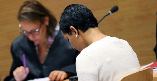 La mujer condenada por matar a su pareja en Arinaga, en una de las sesiones del juicio. EFE
