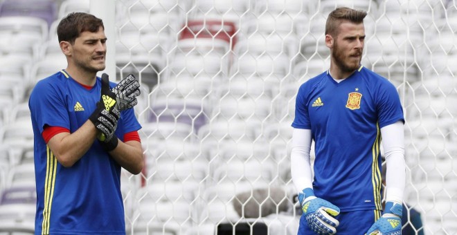 Casillas y De Gea en el entrenamiento de ayer en Toulouse. /REUTERS