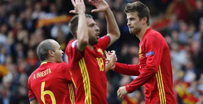 Iniesta y Jordi Alba celebran el gol junto a Piqué. /EFE