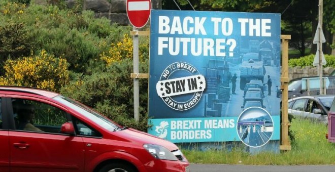Un cartel a favor de la permanencia de Reino Unido en la UE en Newry, en Irlanda del Norte. - AFP