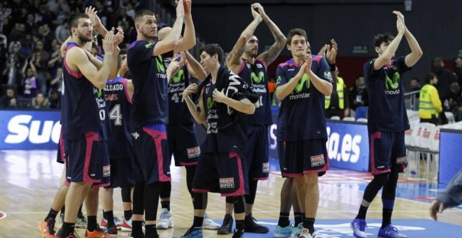 Los jugadores del Estudiantes aplauden a su afición esta temporada.