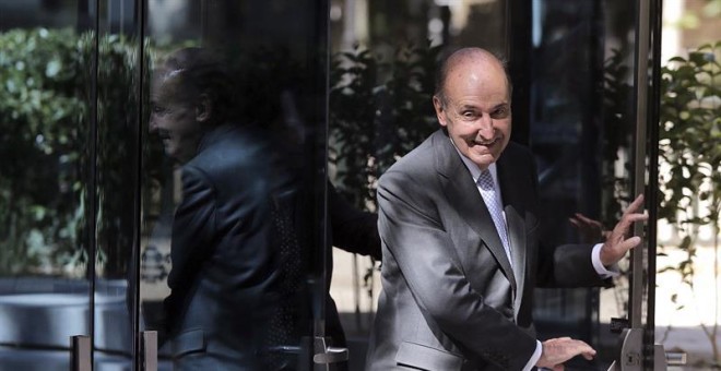 El abogado de la infanta Cristina, Miquel Roca, a su salida de la Audiencia Nacional tras declarar como testigo por la supuesta extorsión para que Manos Limpias retirara su acusación contra la hermana de Felipe VI. EFE/Emilio Naranjo