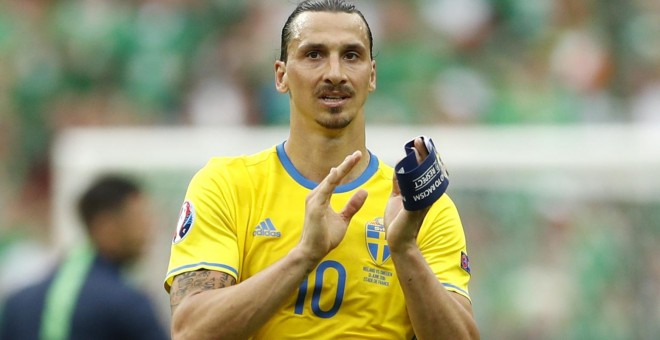 Zlatan Ibrahimovic aplaude al finalizar el partido entre Suecia e Irlanda. /REUTERS
