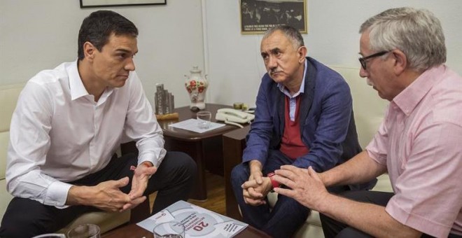 El secretario general del PSOE, Pedro Sánchez (i), durante la reunión que ha mantenido con los secretarios generales de UGT y CCOO, Pepe Álvarez (c) e Ignacio Fernández Toxo (d), hoy en Madrid. EFE/Emilio Naranjo