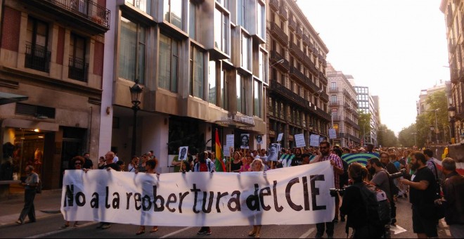 Cientos de personas se movilizan contra la reapertura del CIE de Barcelona pese a la prórroga del Gobierno