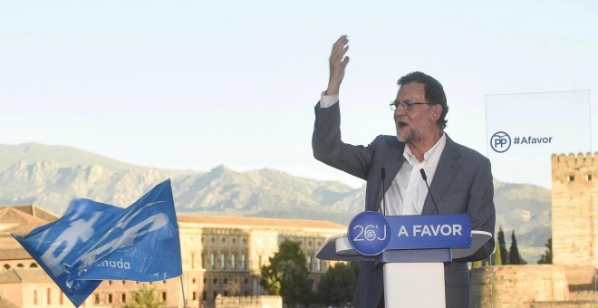 Mariano Rajoy durante el mitin en el mirador San Nicolás de Granada. MIGUEL ANGEL MOLINA (EFE)