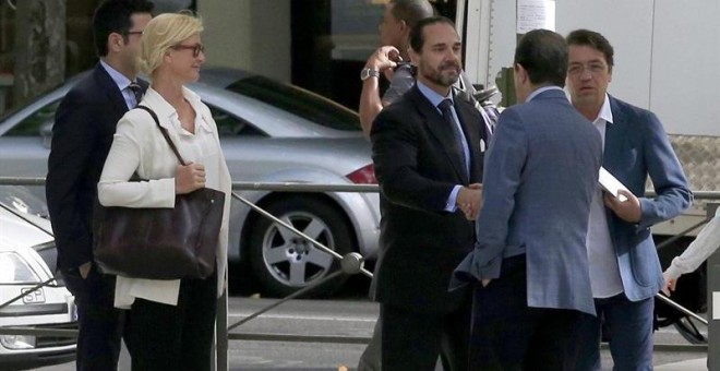 Ana Duato y su marido Miguel Ángel Bernadeau a la salida del Juzgado/EFE