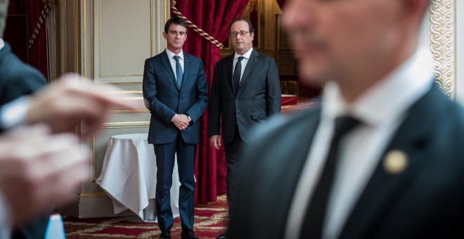 El presidente francés, Francois Hollande ( D ) y el primer ministro francés Manuel Valls ( I )  antes de la reunión semanal del ejecutivo en el Palacio del Elíseo en París , Francia.- REUTERS / Christophe Petit Tesson