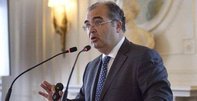 El presidente del Banco Popular, Ángel Ron, durante su intervención hoy en el curso de verano organizado por la Asociación de Periodistas de Información Económica (APIE) en la UIMP. EFE/Pedro Puente Hoyos