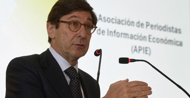 El presidente de Bankia, José Ignacio Goirigolzarri, durante su intervención en los cursos de verano de la UIMP organizados por la Asociación de Periodistas de Información Económica (APIE). EFE/Pedro Puente Hoyos