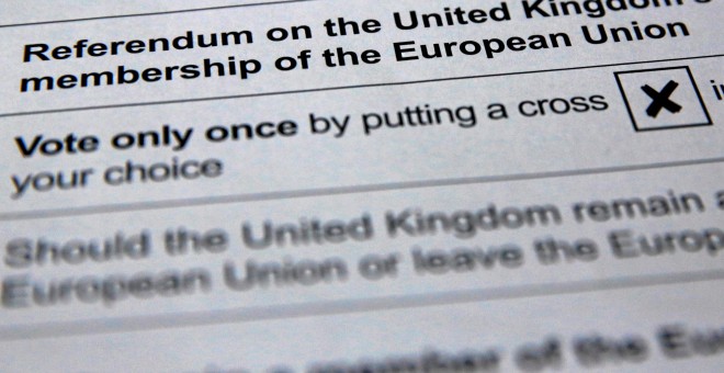 Papeleta con las instrucciones para votar en el referendum en Reino Unido sobre su posible salida de la UE. REUTERS/Russell Boyce