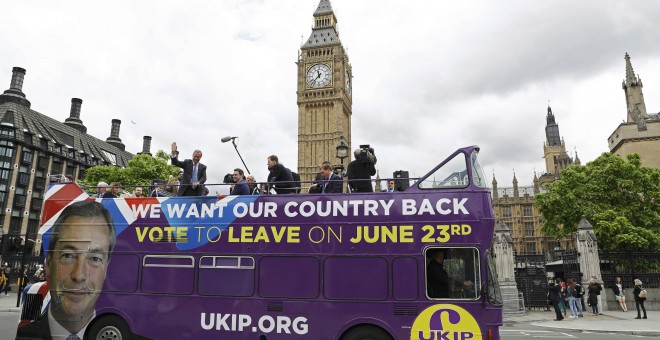 Un autobús en apoyo a la opción de que Reino Unido abandone la UE. REUTERS/Stefan Wermuth