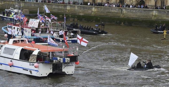 Una flotilla de barcos de pesca, organizada por el líder de UKIP, Nigel Farage, rocía con agua a una embarcación que transporta a varias personas a favor de la permanencia en la Unión Europea. - EFE