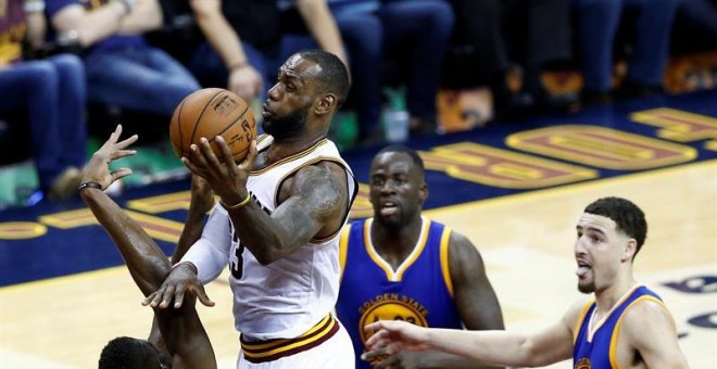 LeBron James (Cavaliers) se abre paso en una entrada a canasta. EFE//Larry W. Smith