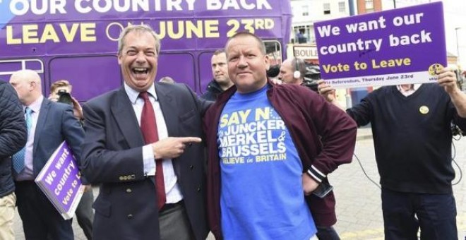 El líder del Partido de la Independencia del Reino Unido (UKIP), Nigel Farage, junto a uno de sus simpatizantes.- EFE