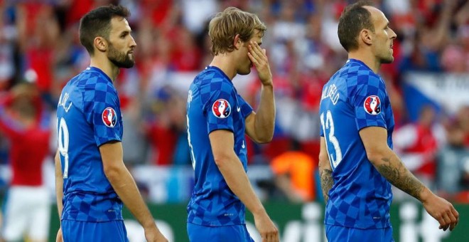 Los jugadores croatas se retiran tras el partido ante República Checa. REUTERS/Kai Pfaffenbach