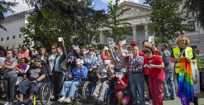 Miembros del Comité Español de Representantes de Personas con Discapacidad (Cermi), durante la concentración convocada frente al Congreso  para exigir el derecho al voto para todas las personas con discapacidad. EFE/Emilio Naranjo