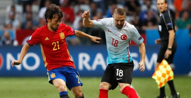 sILVA Y Caner Erkin, durante el partido. REUTERS/Yves Herman