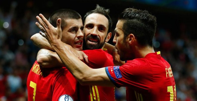 Morata celebra con Juanfran y Cesc su primer gol a Turquía en la Eurocopa. REUTERS/Eddie Keogh