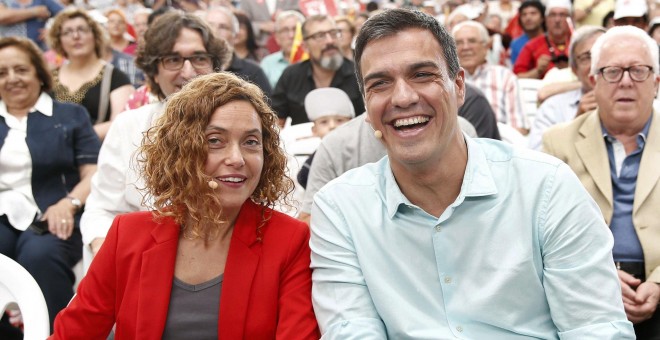 El secretario general del PSOE, Pedro Sánchez, y la candidata del PSC en las elecciones generales, Meritxell Batet, al inicio del acto central de campaña de los socialistas en L'Hospitalet de Llobregat (Barcelona). EFE/Andreu Dalmau