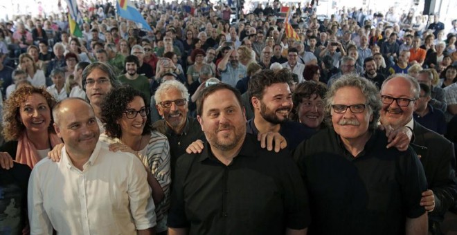 Los dirigentes de ERC Ester Capella, Jordi Salvador, Xavier Eritja, Marta Rovira, Oriol Junqueras, Gabriel Rufián, Teresa Jordà, Joan Tardà y Joan Capdevila, durante el acto político que el partido ha celebrado hoy en Sabadell. EFE