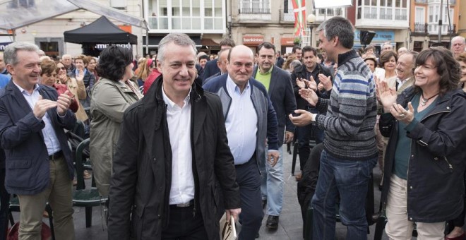 El lehendakari, Iñigo Urkullu, y el presidente del PNV, Andoni Ortuzar, a su llegada a un acto de campaña electoral para las elecciones del 26-J, celebrado en Vitoria. EFE/Adrian Ruiz De Hierro