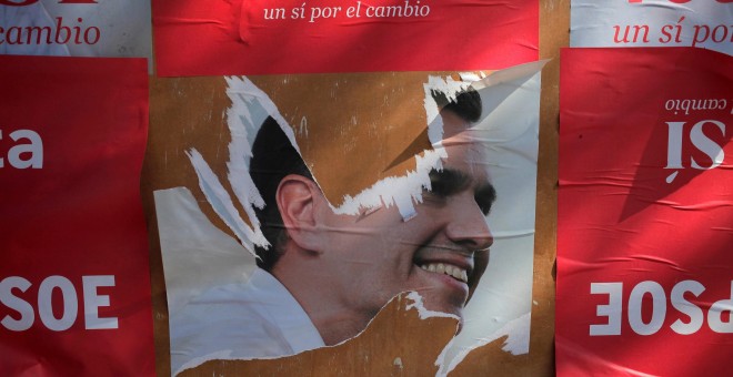 Un cartel electoral desgarrado del candidato socialista Pedro Sánchez en una calle de la localidad malagueña de Benalmadena. REUTERS/Jon Nazca