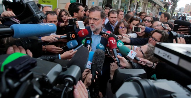 El presidente del Gobierno en funciones y candidato del PP para el 26-J, Mariano Rajoy, realizando unas declaraciones a los periodistas antes de intervenir en un acto electoral en Pontevedra. REUTERS/Miguel Vidal