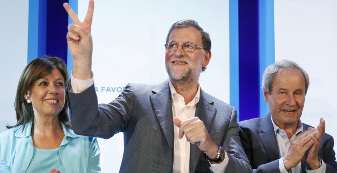 El presidente del Gobierno en funciones y candato del Partido Popular, Mariano Rajoy, con Dolors López, presidenta del PP en Lleida, y José Ignacio Llorens, cabeza de lista del partido, en el mitin para el 26-J en la ciudad catalana. EFE/Andreu