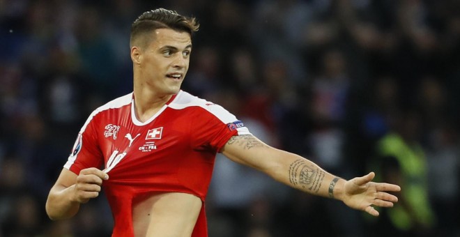 El suizo Granit Xhaka pide que le cambien la camiseta después de romperla anoche contra Francia. /REUTERS