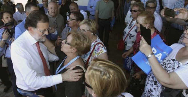 El presidente del Gobierno en funciones, Mariano Rajoy, que ha visitado  Malagón (Ciudad Real) con motivo de la campaña electoral, saluda a los simpatizantes que se han acercado a verle./ EFE