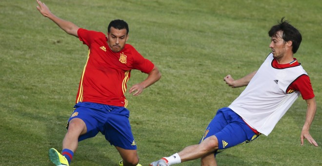 Pedro disputa un balón a Silva en un entrenamiento de la selección. /REUTERS