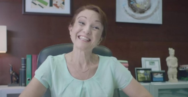 Una de las protagonistas del último spot de campaña del PP luce una exagerada sonrisa.