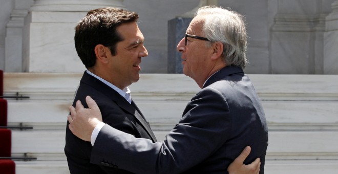 El primer ministro de Grecia, Alexis Tsipras y el presidente de la Comisión Europea, Jean-Claude Juncker.- REUTERS/Michalis Karagiannis