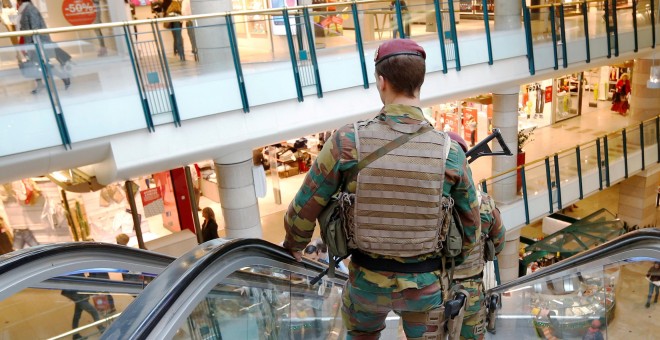 Un soldado belga en el interior del centro comercial donde el falso terrorista ha sido detenido.- REUTERS/Francois Lenoir