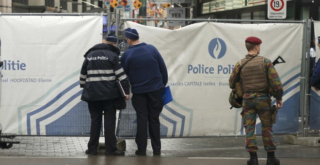Las autoridades belgas tras el cerco que se ha establecido alrededor del centro comercial evacuado por la alerta desatada por el falso terrorista en Bruselas.- REUTERS/Francois Lenoir