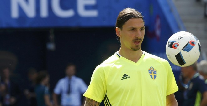 Zlatan Ibrahimovic en el entrenamiento de Suecia en Niza. /REUTERS