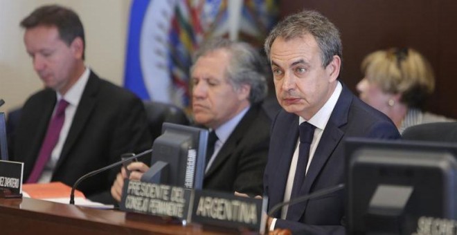 El expresidente del Gobierno español, José Luis Rodríguez Zapatero (d) y el secretario general de la OEA, Luis Almagro, durante una sesión extraordinaria realizada en el consejo permanente de la OEA en Washington (Estados Unidos) hoy, martes 21 de junio d