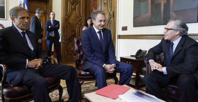 De izquierda a derecha, el presidente de Consejo Permanente de la Organización de Estados Americanos, Juan José Arcuri; el expresidente del Gobierno español, José Luis Rodríguez Zapatero, y el secretario general de la OEA, Luis Almagro, durante una reunió