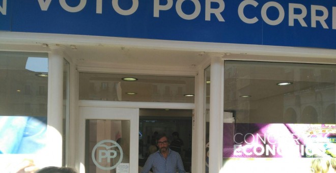 Iñaki Oyarzabal, en la oficina del PP. DA