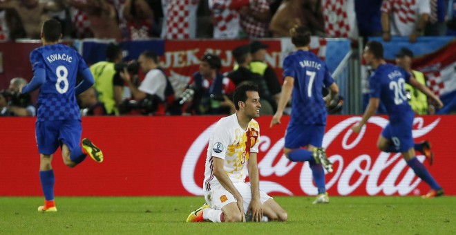 Sergio Busquets, de rodillas tras el gol de Perisic en el minuto 87. /REUTERS