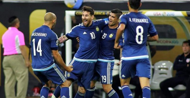 Los jugadores argentinos Javier Mascherano, Lionel Messi y Ever Banega celebran el segundo gol. EFE//RICHARD CARSON