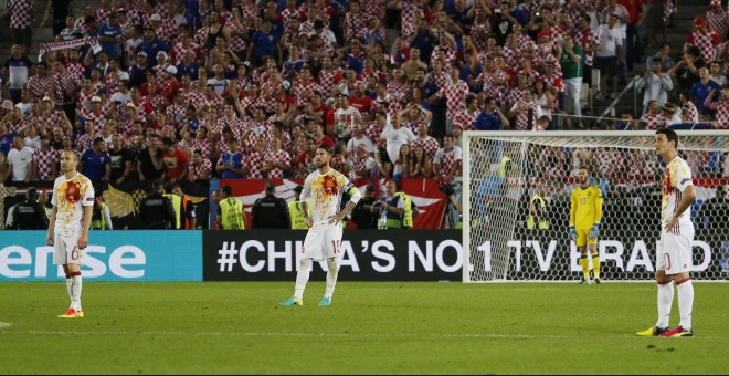 Iniesta, Ramos y Aduriz con los brazos en jarra al contemplar el segundo gol de Croacia. /REUTERS