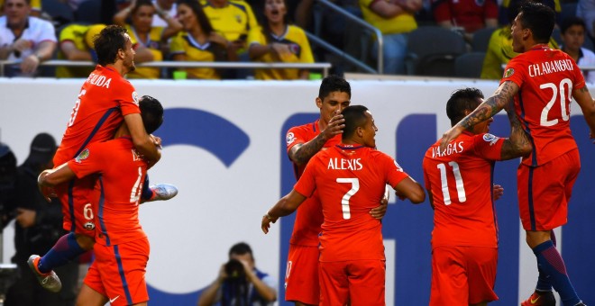 Jose Pedro Fuenzalida celebra con sus compañeros de Chile el gol ante Colombia. /REUTERS