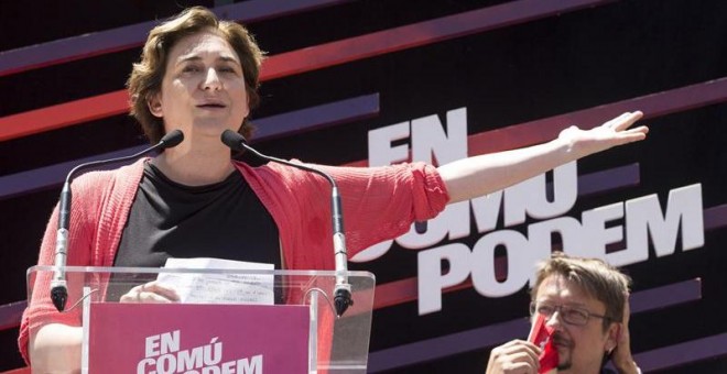 La alcaldesa de Barcelona, Ada Colau (i), junto al cabeza de lista de En Comú Podem, Xavier Domenech (d), en un mitin. /EFE