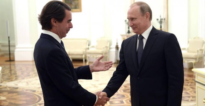 José María Aznar saluda al presidente de Rusia, Vladimir Putin, durante el encuentro que mantuvieron ayer, por el miércoles.- FACEBOOK JOSÉ MARÍA AZNAR