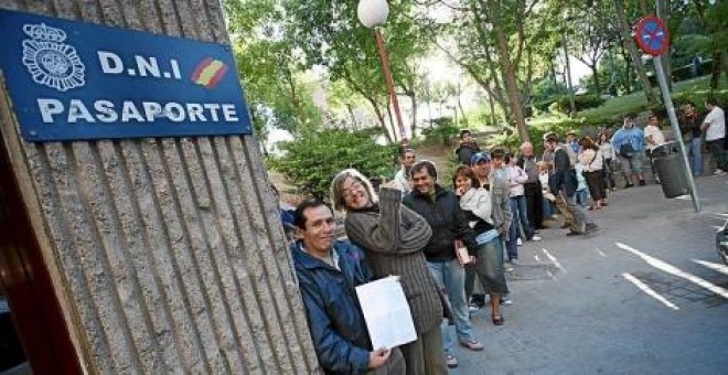 Colas en una comisaría madrileña para renovar el DNI.