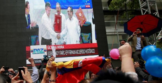 Ciudadanos de Bogotá celebran en las calles de la capital colombiana la firma de los acuerdos de paz entre las FARC y el Gobierno. / REUTERS